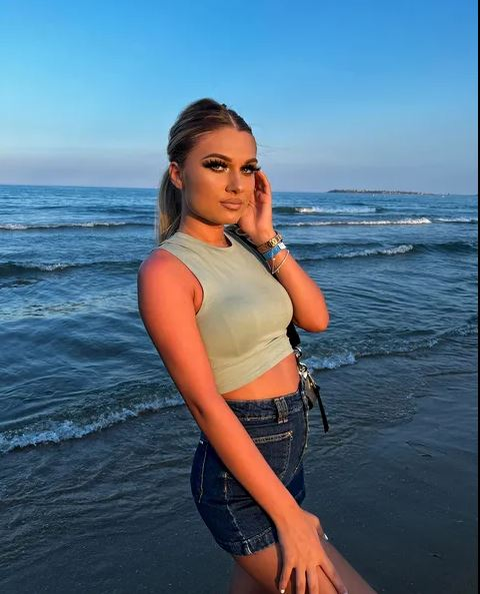 Ea este „bunăciunea” care i-a înmuiat genunchii lui Tavi Popescu, „perla” de 100 de milioane de euro a lui Gigi Becali. Imagini incendiare cu „bomba-sexy”