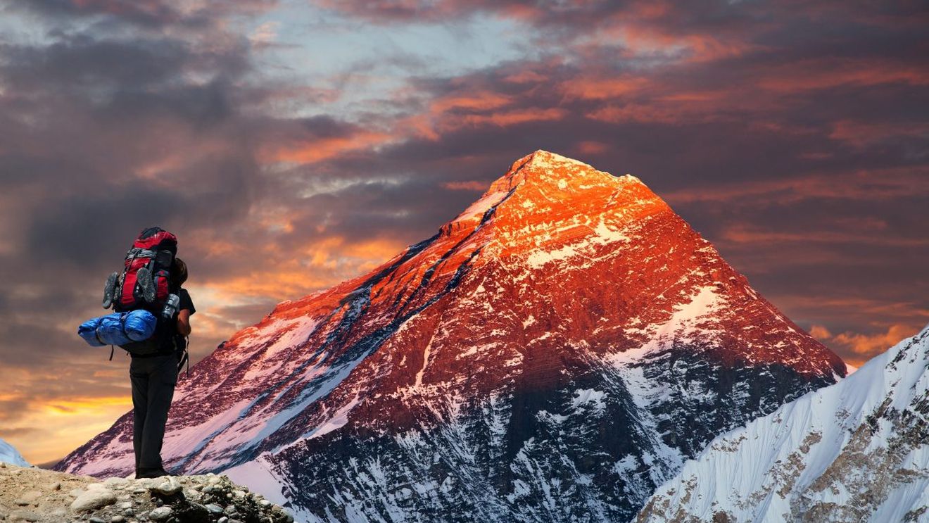 Coronavirusul a ajuns și pe cel mai înalt vârf de munte de pe planetă. Un alpinist de pe Everest, coborât cu elicopterul după ce i-a fost rău