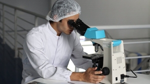 Cercetătorii au făcut o descoperire majoră: riscul de complicaţii cardiace e „semnificativ mai mare” după infectarea cu COVID, decât după vaccinare