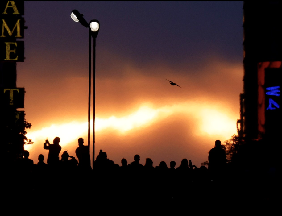 Fenomenul spectaculos care a apărut pe cer! Mii de oameni s-au oprit pe stradă ca să admire