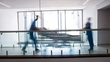 O fetiță de 2 ani a murit în brațele tatălui, la scurt timp după externare! Prima reacție a spitalului