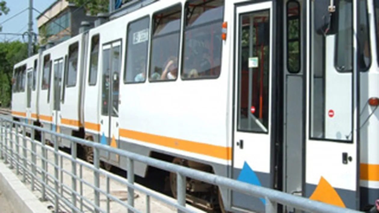 Accident grav in Bucuresti! Circulatia tramvaiului 41, oprita temporar, iar trei copii si un barbat au fost raniti!