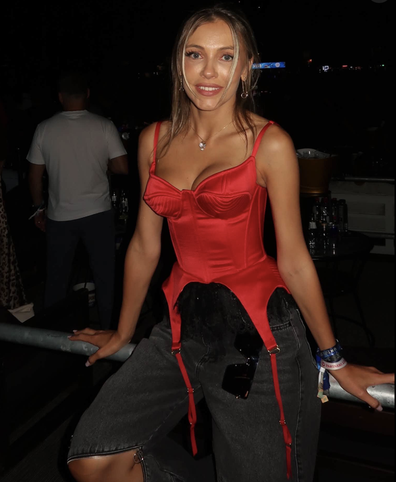 Andreea Ibacka, desființată de fani după ce a venit îmbrăcată așa la UNTOLD: „Mda, la 40 să concurezi cu puștoaicele, nasol”