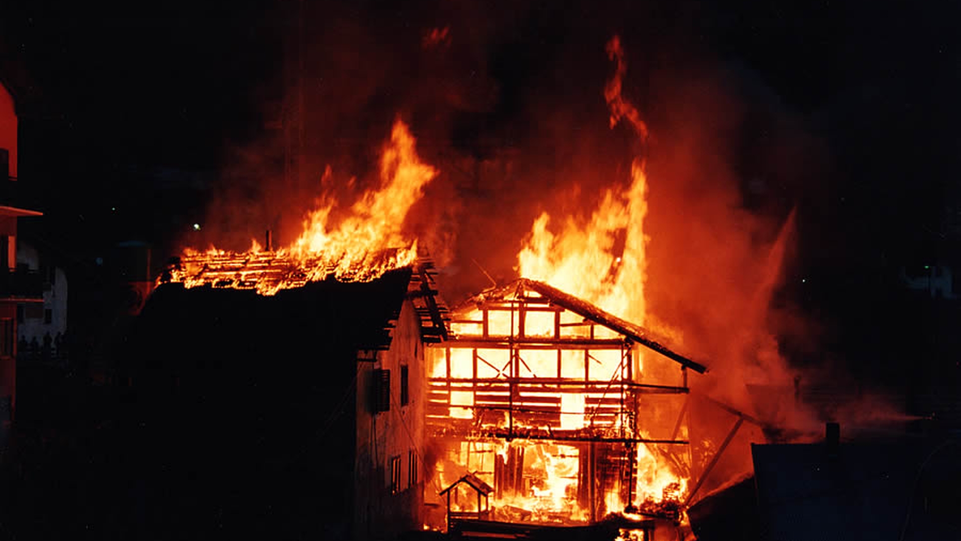 Suceava: O femeie a ajuns la spital după ce casa i-a fost incendiată