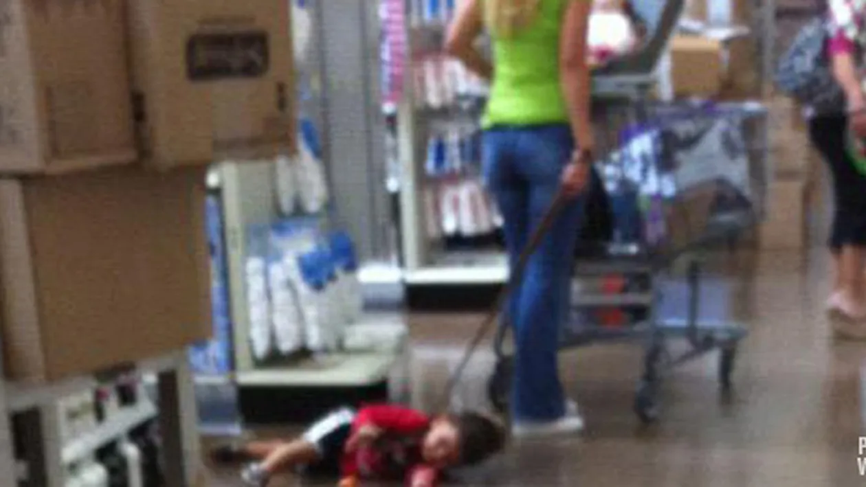 Viata de caine pentru un copil din America! Este tinut in lesa si tarat de mama lui prin magazine