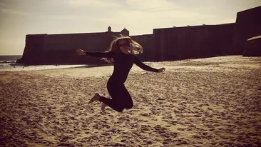 Filmările realizate în exclusivitate de CANCAN.ro sunt cea mai bună dovadă! Suspect! Puştoaica lui Cioloş a ”rupt” logodna?! I-a dispărut inelul de pe deget la întâlnirea intimă cu fostul premier… 