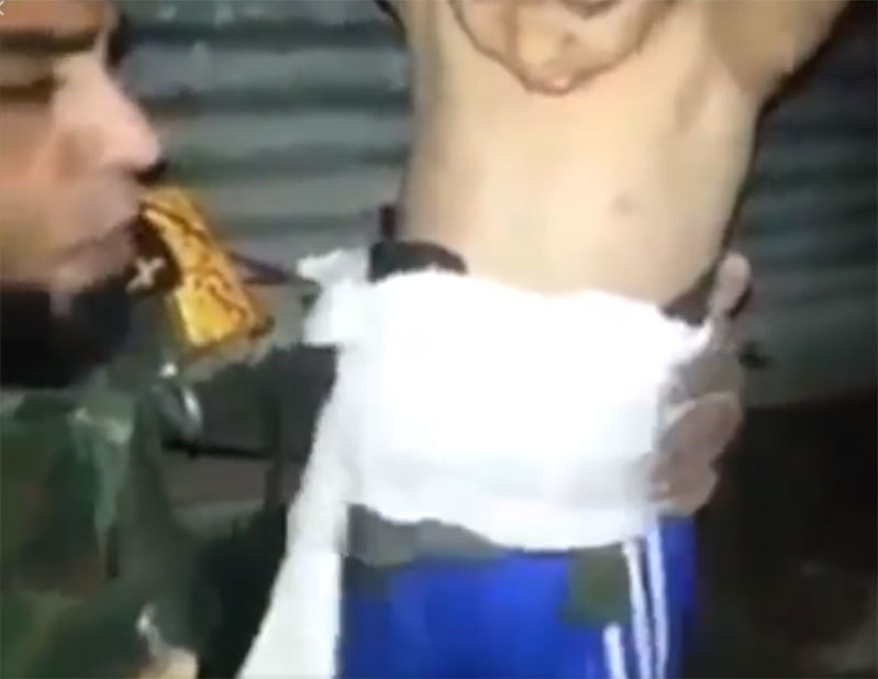 Video incredibil. Un copil de 7 ani purta asupra lui o bombă, iar un soldat din Irak a…