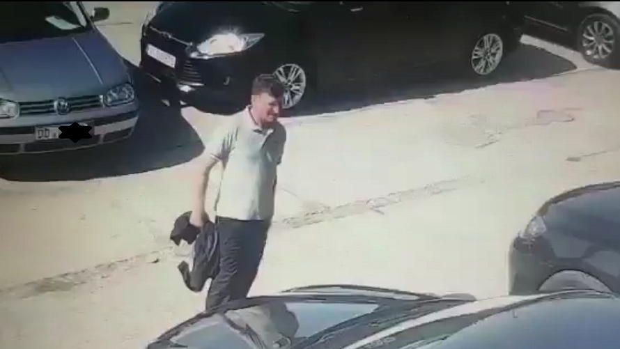 Un hoț a fost filmat în timp ce a furat dintr-o mașină lăsată descuiată într-o parcare din Suceava. Cu ce pradă a plecat