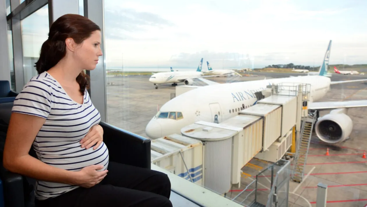Zborul cu avionul, „interzis” pentru femeile însărcinate! Până în ce lună de sarcină este permisă călătoria