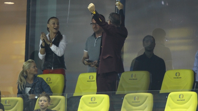 Spectacol total la meciul Romania-Andorra! S-a dezlantuit in tribune! Gigi a jucat Ciuleandra la meci, sub privirile Ralucai Sandu si ale fostului ei iubit!