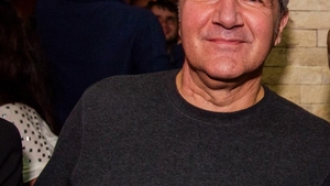 A venit fara mama copiilor la mare si s-a lasat pipait de un iepuras Playboy. Dan Bittman s-a lasat agatat de fata cu toata lumea