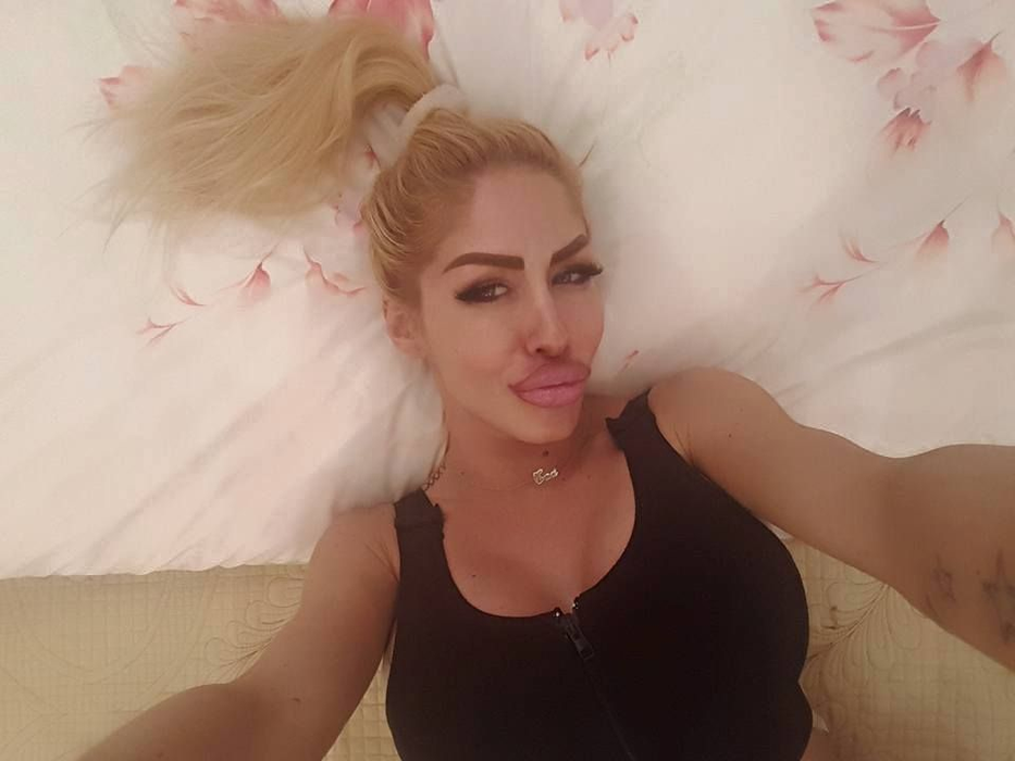 Blonda e mândră de bustul ei.
