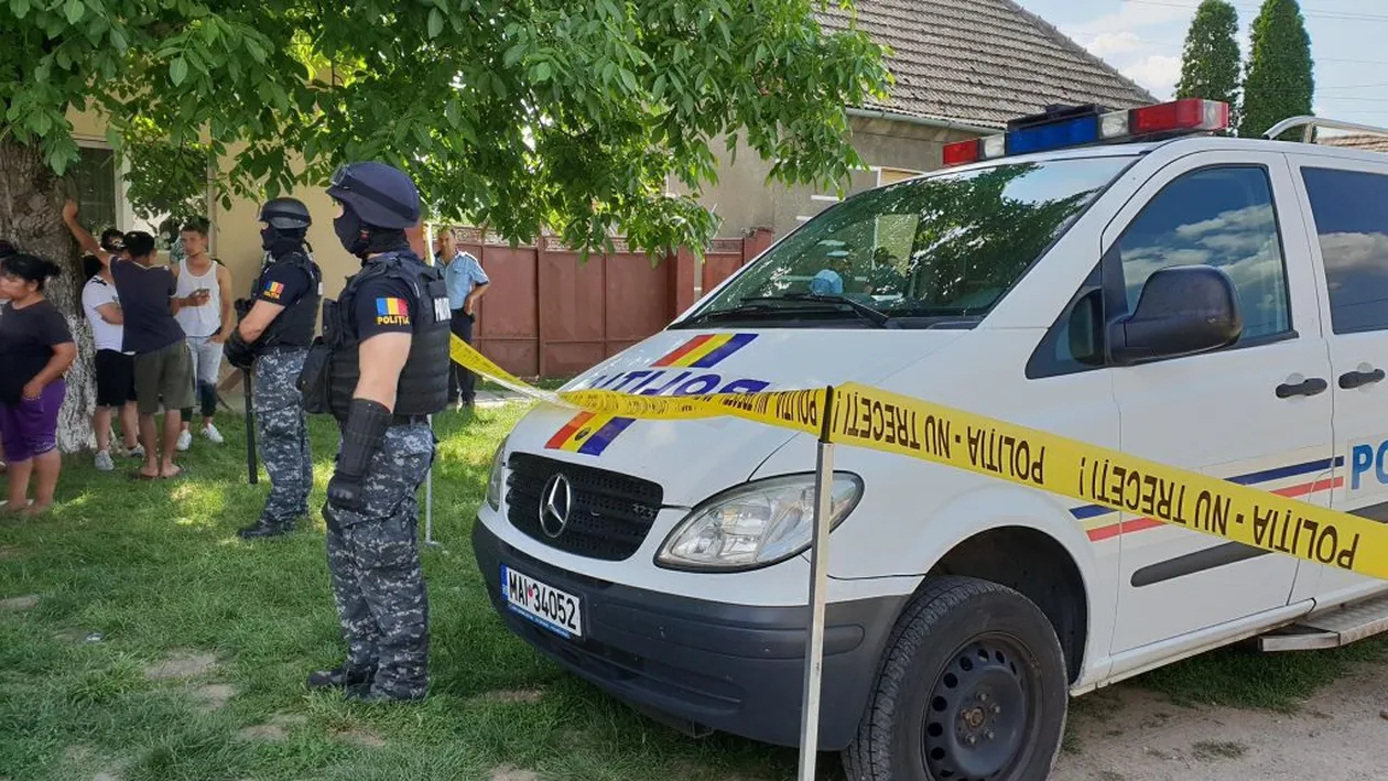 O fată de 17 ani a fost înjunghiată în gât de iubitul ei, în Sântana, Arad. Atacatorul a fugit, dar a fost prins în podul unui dispensar