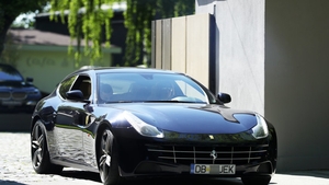 Clasic! Antrenorul de fitness îi conduce Ferrariul milionarei! Ce zice soţul, Regele…