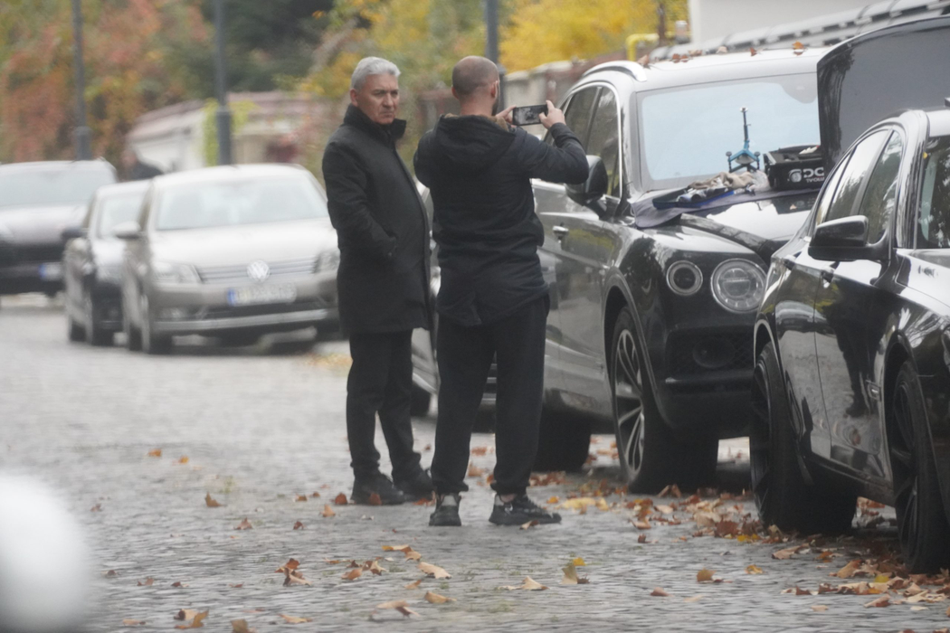 Tatăl Simonei Halep privește cum îi este reparat Bentley-ul, chiar în stradă