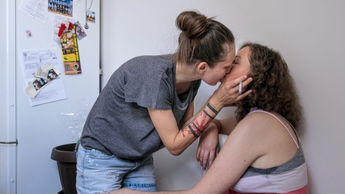 Scandalos! Ce au pățit Georgiana și Cătălina, două lesbiene din Brașov în timp ce se țineau de mână pe stradă