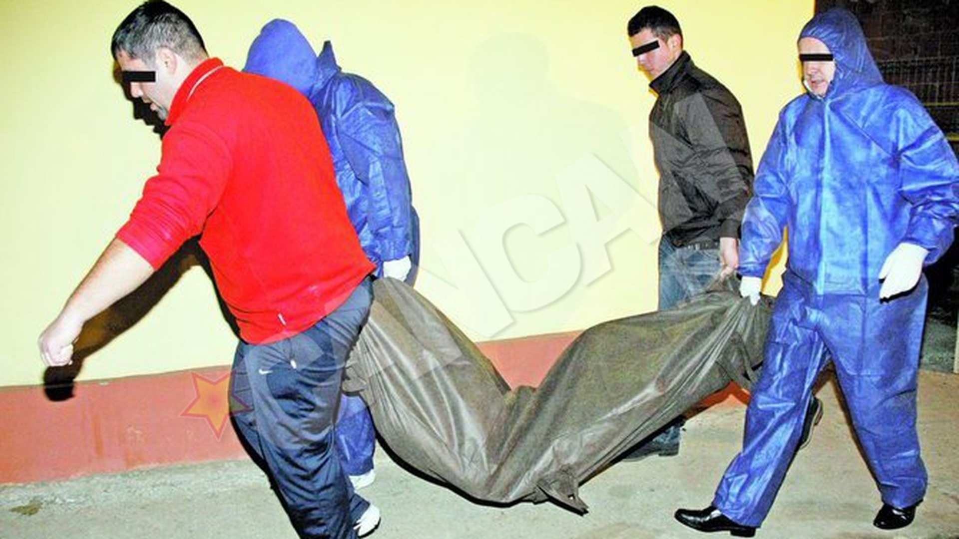 Ucis de saracie. Fost politist, gasit injunghiat in baie
