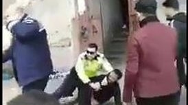 VIDEO. Poliția în acțiune, varianta Moinești! Cum a încercat un agent să imobilizeze un infractor