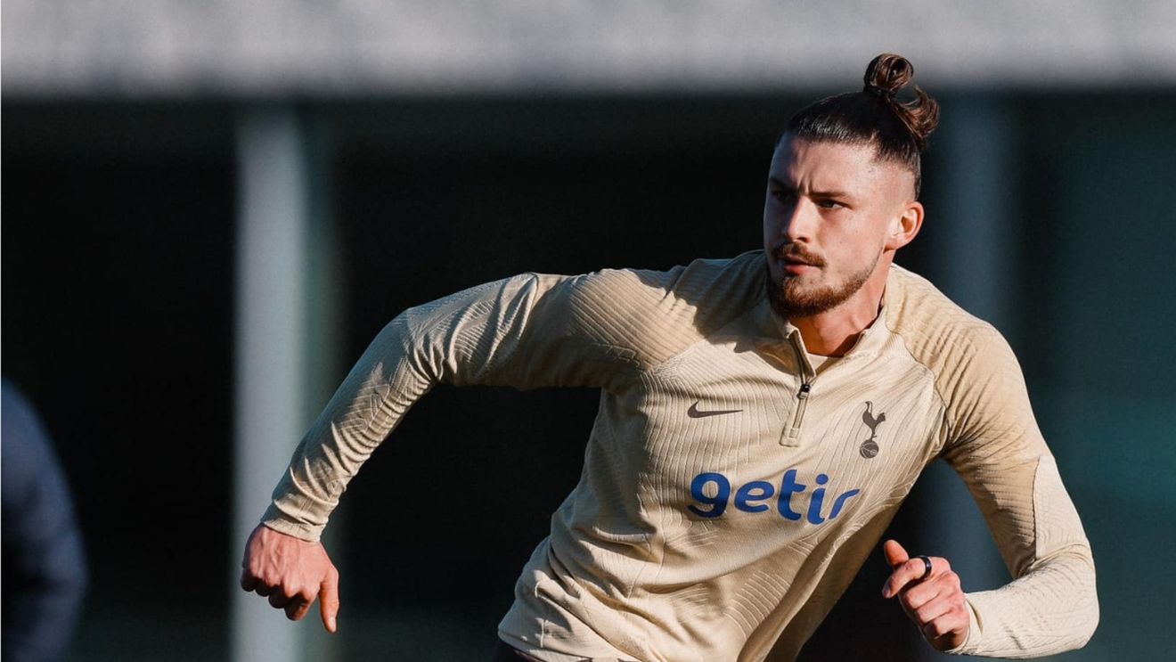 Tricoul lui Drăgușin, la mare căutare printre colecționari. Ce ofertă a primit fratele mijlocașului român pentru echipamentul de la Tottenham