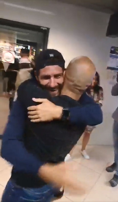 Primele imagini cu Cătălin Cazacu în România! Cine a fost colega „faimoasă” care l-a așteptat la aeroport