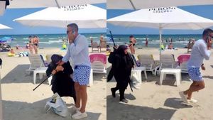Scandal pe plaja White Beach! Administratorul a fost lovit și alergat de o femeie cu un baston