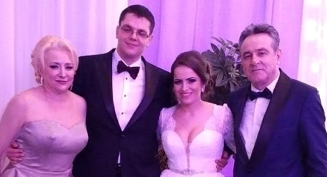 Viorica Dăncilă alături de Victor, fiul adoptat, fosta soția a acestuia și Cristinel Dăncilă/ sursă foto: social media