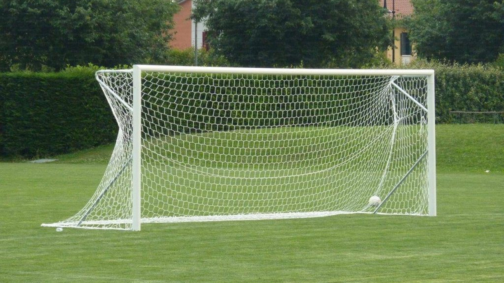 Sfârșit tragic pentru o fetiță de șapte ani. A murit strivită de poarta de fotbal din curtea școlii