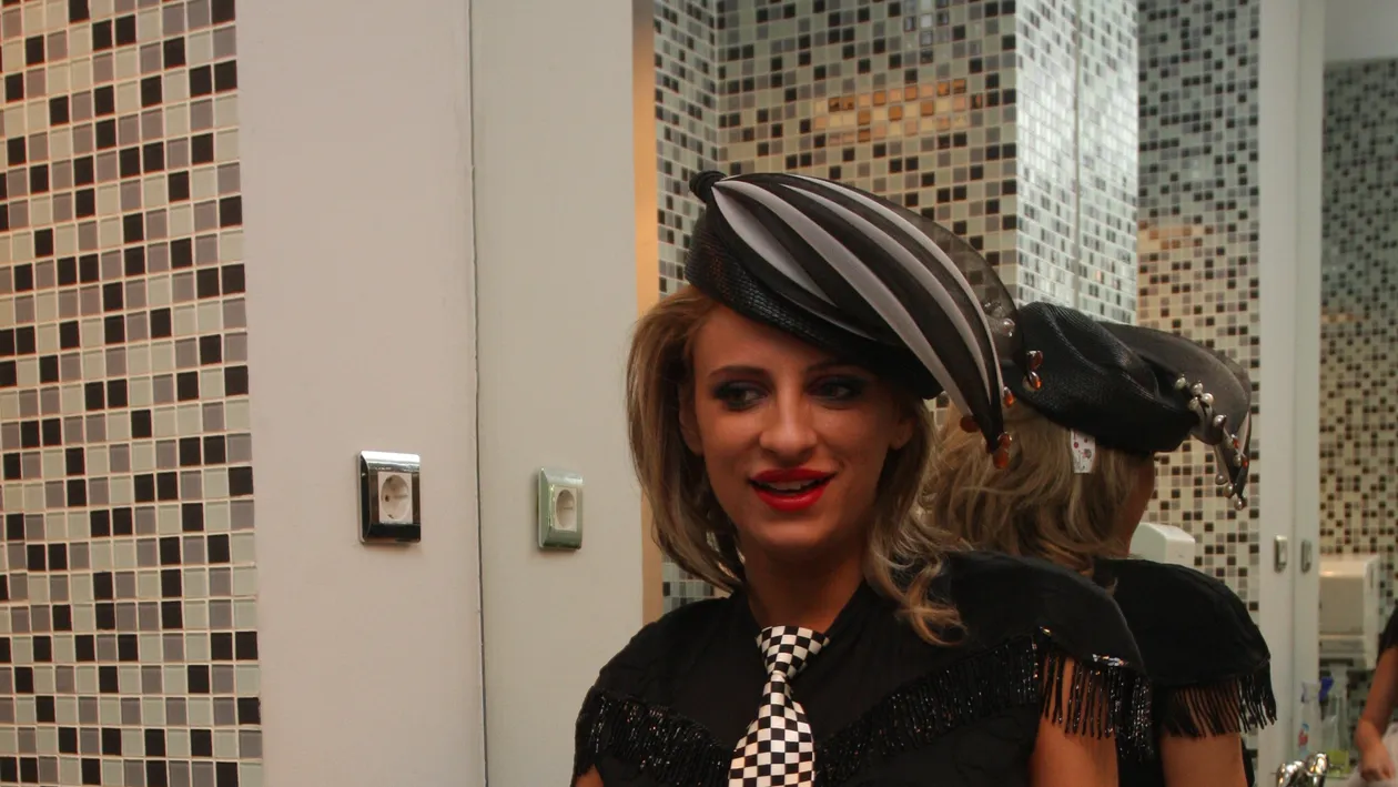 Scene hilare cu Sanziana Buruiana, in masina. S-a scarpinat la nas, dupa care a dus mana la... gura