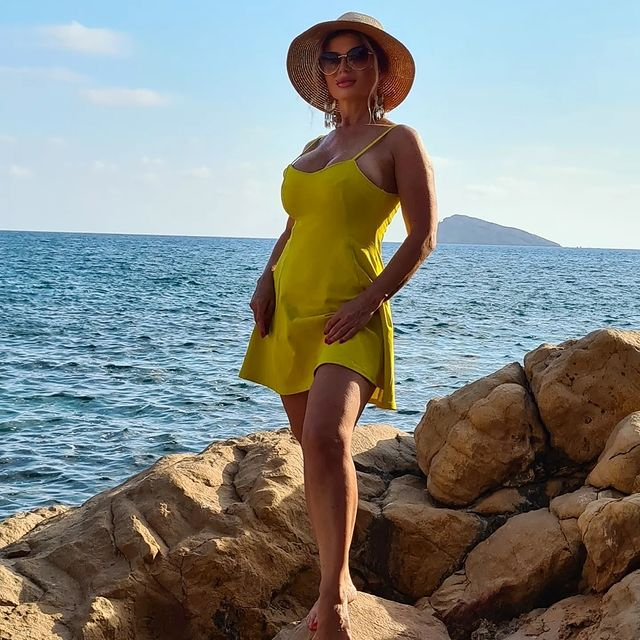 Antonella, o super-blondină sexy cu forme apetisante