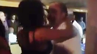 Video fabulos! Nutu Camataru danseaza intr-un mare fel cu o "brazilianca"! Ea il chinuie cu opturile ei, el o atinge usor si se abtine cu greu!