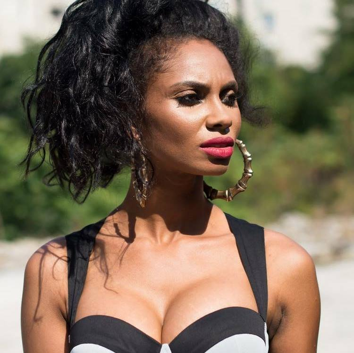 Laurette a plecat în vacanță, în Saint-Tropez! Imagini sexy cu mulatra