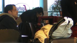 Dupa 2 ore de stat in avion, DJ Wanda a dat iama in tigari! In loc sa dea fuga acasa, s-a oprit la cafeneaua din sala de asteptare