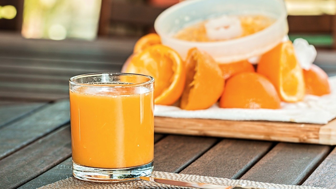 Cele mai simple şi ieftine reţete de sucuri fresh pe timp de vară. Te răcoreşti acasă, fără prea mare efort