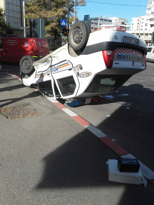 Mașina de poliție s-a răsturnat în urma impactului