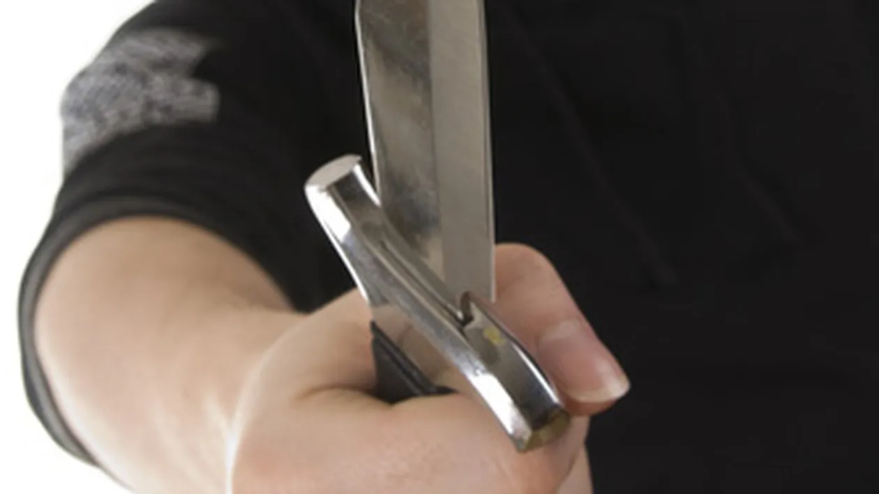 Jaf la o benzinarie din Deva! Un angajat a fost ranit cu un cutit!