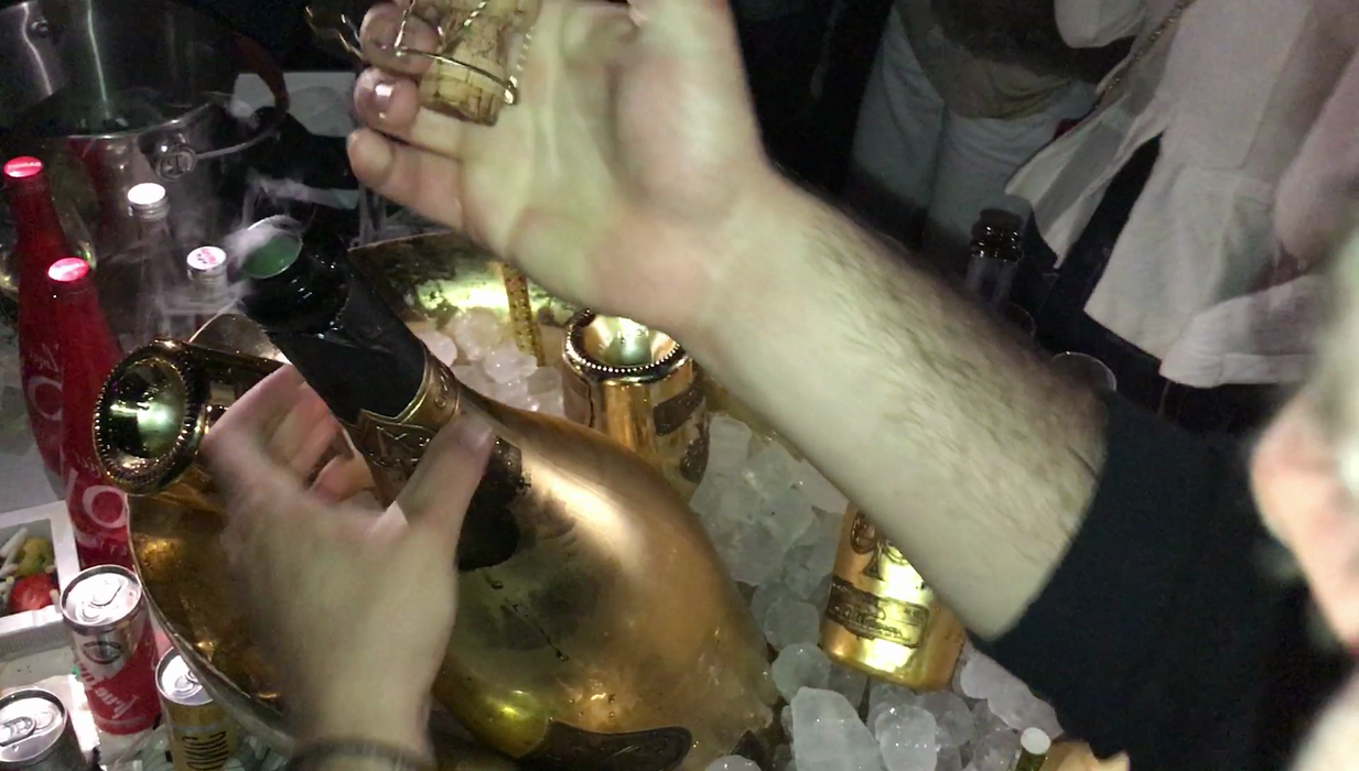 Sticla de Armand de Brignac-elefant (6 l) învelită în foiţă de aur de 24 de karate, desfăcută la masa "campionului"