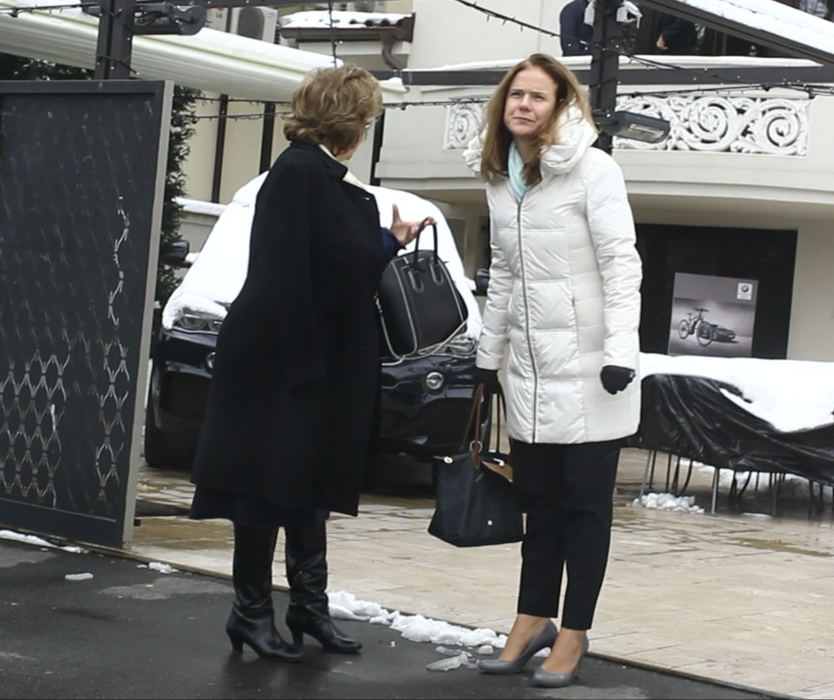 Christina Verchere și Mariana Gheorghe au fost lăsate să aștepte în frig, după ce au luat masa la un restaurant. Șoferică nu a fost deloc pe fază