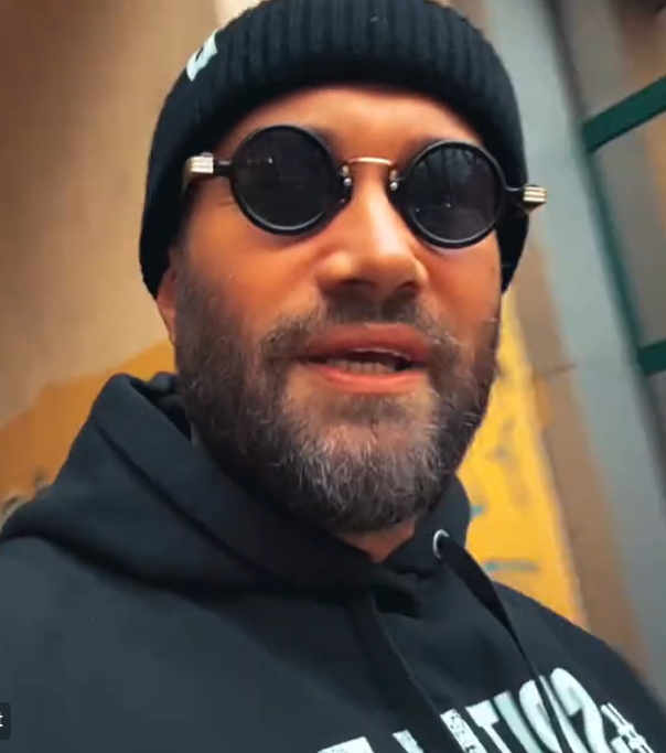 Mihai Bendeac le arată tuturor covoarele lui de pe Temu / Foto: Captură Video