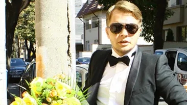 Prietenii au venit la resedinta socrului mare ca sa fie alaturi de Syda - Cavalerul Codin cu flori, Razvan Patru cu sampanie