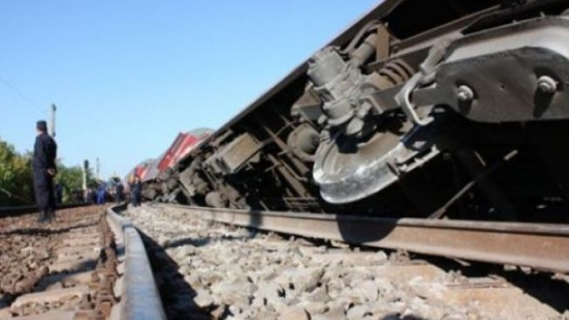 Un tren a deraiat, iar unul dintre vagoane a pus la pământ o casă! Câţi oameni şi-au pierdut viaţa