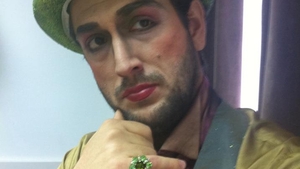 Cezar Ouatu, de nerecunoscut pe scena! Machiajul strident si costumele lucioase sunt obligatie de serviciu!