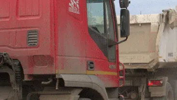 Un camion s-a prabusit cu tot cu podul pe care il traversa