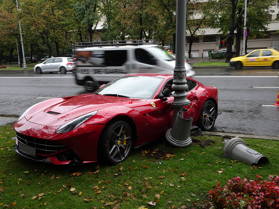 Ultima oră: accident uluitor în centrul Bucureştilor! Fostul boss milionar de la ”Asigurări” şi-a izbit de stâlp Ferrari-ul de 350 mii €!