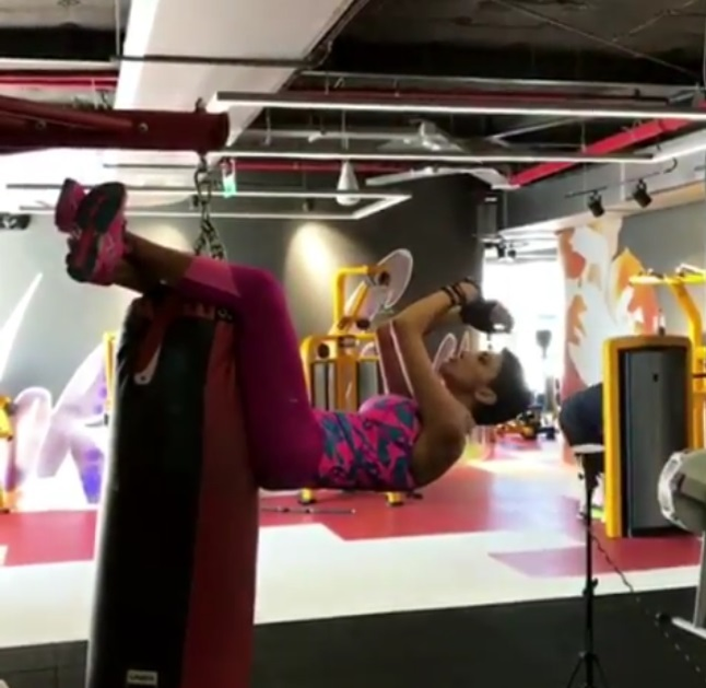 VIDEO / Însărcinată în trei luni, Adelina Pestriţu a făcut abdomene atârnată la mai bine de un metru deasupra solului! Cum s-a descurcat viitoarea mămică la acest exerciţiu dificil
