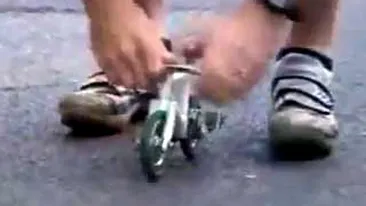 Daca iti zicem ca un biciclist a reusit sa mearga pe o bicicleta de 10 centimentri nu crezi EVER! Vezi video asta si convinge-te singur - E fabulos!