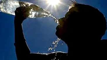 Vrei sa scapi de senzatia de lesin aparuta din cauza caniculei? Bea apa la fiecare 15 minute, chiar daca nu ti-e sete!