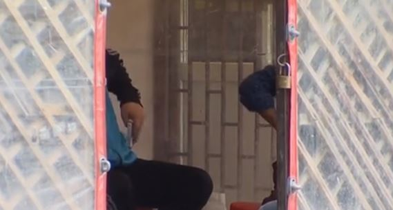 Scene șocante în Buftea! Un bărbat și-a înjunghiat soția în fața copilului! Femeia a alergat rănită pe stradă, iar soțul o urmărea