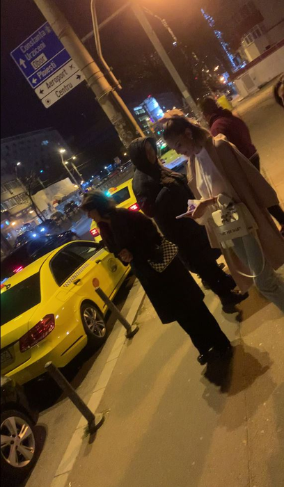 Ramona OIaru, alături de prietene, la ieșirea din club