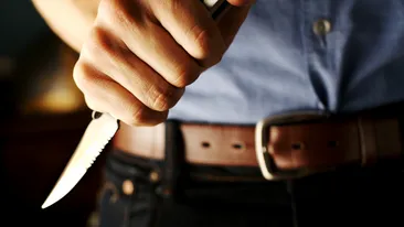 Reacţia Ministului de Interne după ce un poliţist a fost înjunghiat. Agresorul avea...