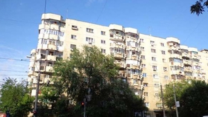 Un băiat de trei ani, dus la spital după ce a căzut de la etajul opt al unui bloc din Sectorul 4